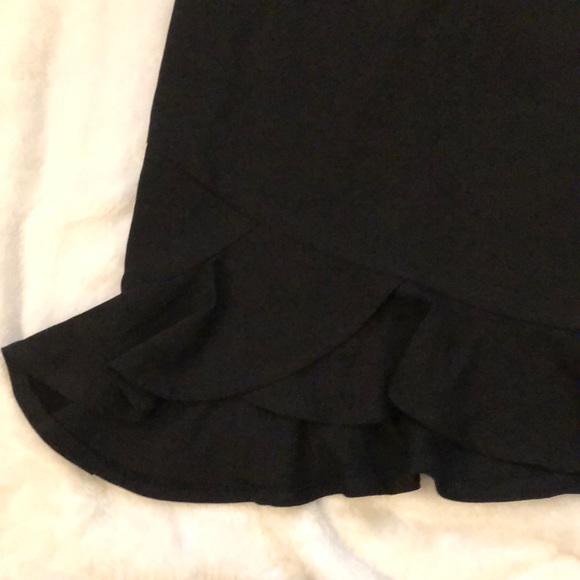 Black flouncy/ruffle bottom mini skirt. Forever 21 - Picture 4 of 9